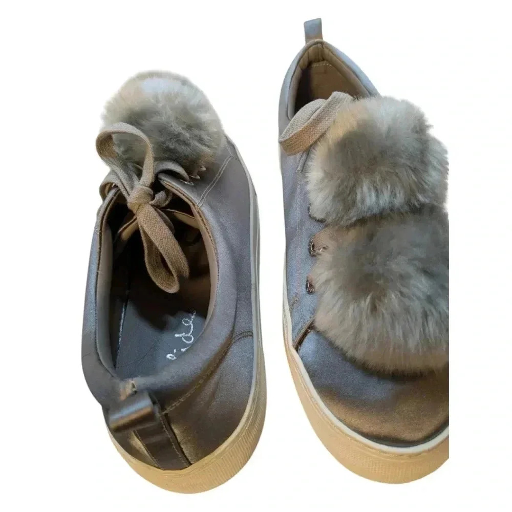 J Slides Silvery Grey with Faux Fur Pom Poms SZ 8.5 Exc Condition Silvery Grey - Picture 4 of 7